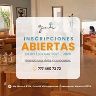 Niña trabajando con materiales Montessori