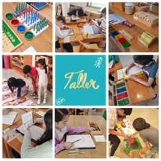 Niños explorando materiales en el piso