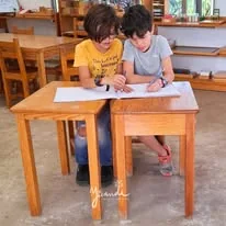 Alumnos colaborando en una actividad